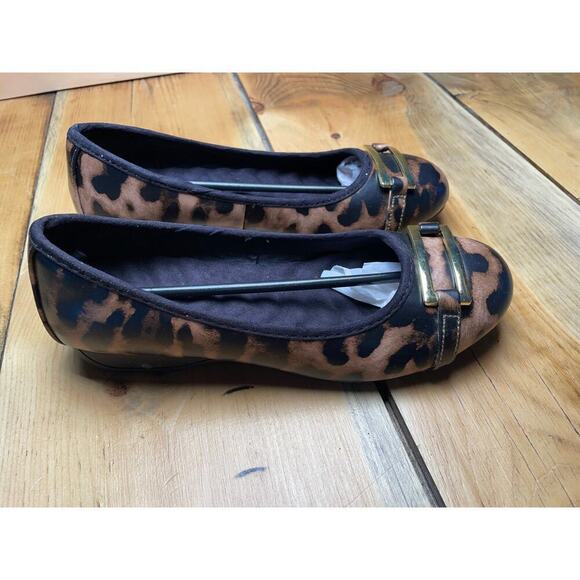 NEW! Women's Leopard Flats w/ Gold Buckle. Work. Dress. Casual Size 6 - Picture 1 of 6